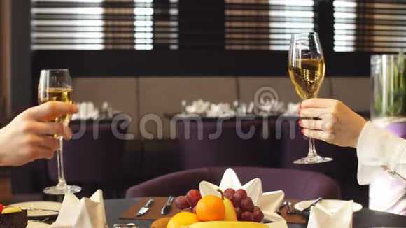 一个男人和一个女人在餐厅端着酒杯视频的预览图