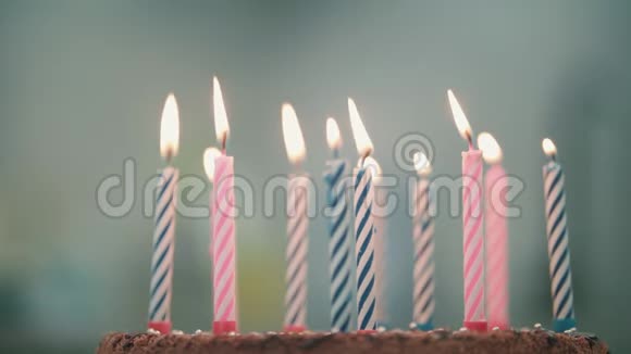 在生日蛋糕里烧蜡烛派对甜点生日蜡烛视频的预览图