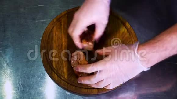 将烤好的肉玉米饼酱汁洋葱切在木切板上视频的预览图