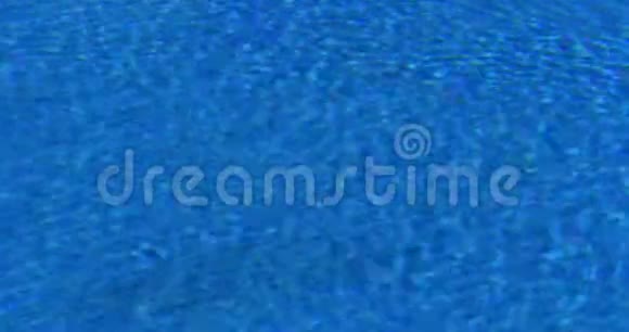 来自室外游泳池的蓝水葡萄牙马德拉岛Funchal酒店慢动作视频的预览图