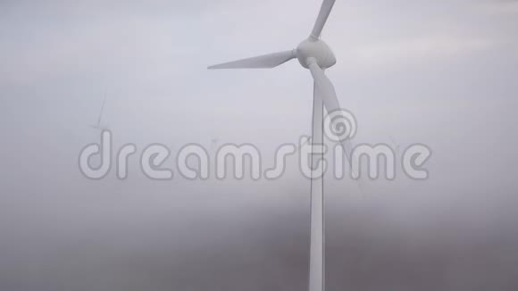 日出时雾中的风车从空中看风力涡轮机可持续发展视频的预览图