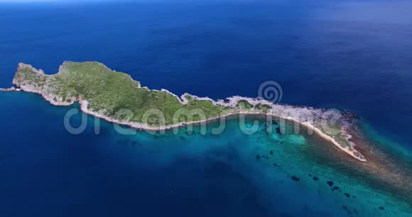 飞越Kolokitha岛海滩游艇航行远离海岸清晨在Kolokitha岛克里特岛希腊视频的预览图