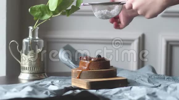 蛋糕与焦糖洒在上面的糖粉视频的预览图