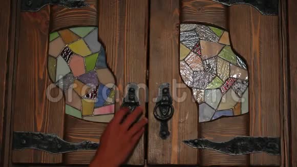 毛绒鼠标木家具背景视频的预览图