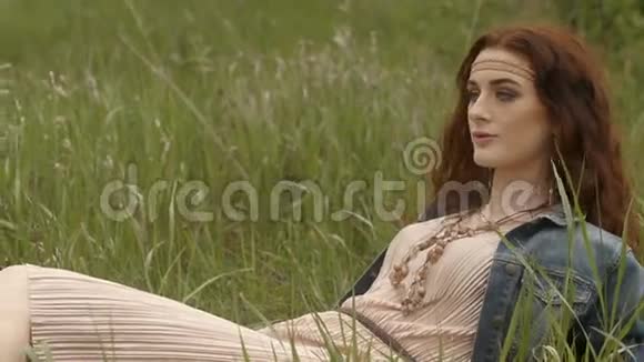 女人躺在草地上视频的预览图