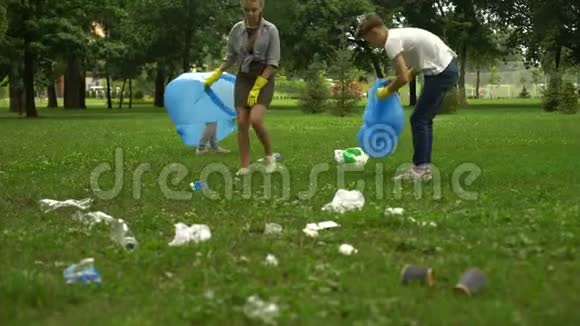 市民积极在公共公园收集垃圾防止污染社会视频的预览图