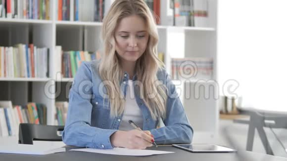 青年妇女在工作信文书工作视频的预览图