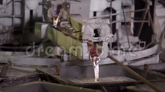 特写将铁水从炉子上倒入专用浴池铝广泛应用于视频的预览图