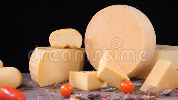 食品艺术概念奶酪爱好者各种奶酪放在黑色背景的木板上迷迭香是从视频的预览图