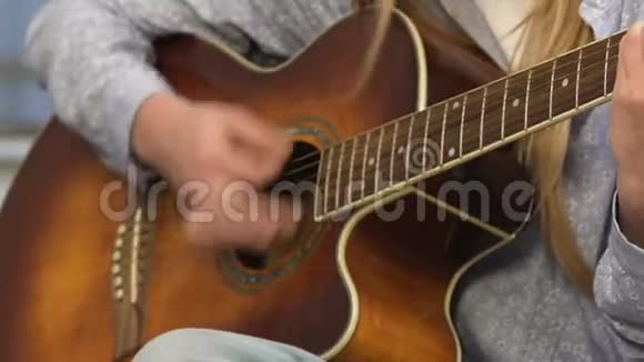 女学生弹吉他唱歌青年娱乐年轻作曲家视频的预览图