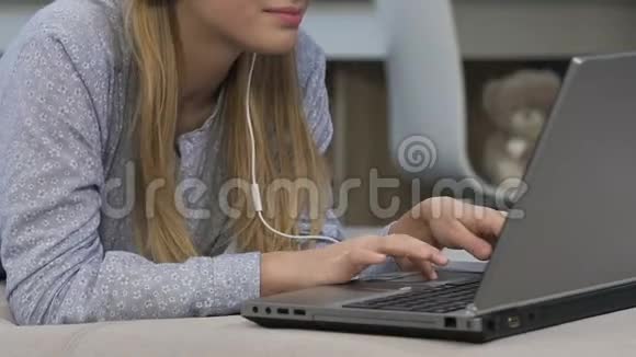 耳机中的女孩在视频聊天社交网络青年生活方式中交流视频的预览图