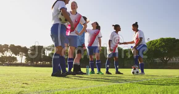 女足球队在中场休息时在足球场上讲话4k视频的预览图