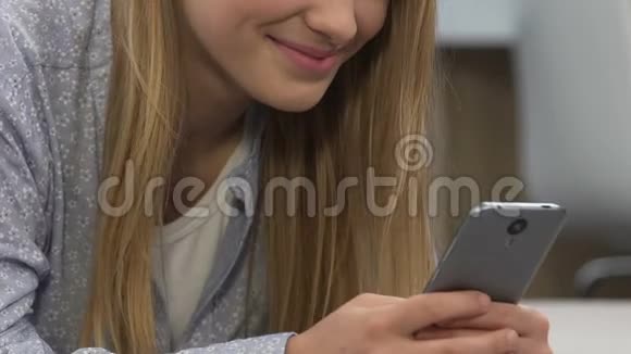 学生女孩在智能手机上输入信息与男朋友聊天社交媒体视频的预览图