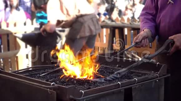 铁匠炉用热铁燃烧的余烬和火花在缓慢的运动视频的预览图