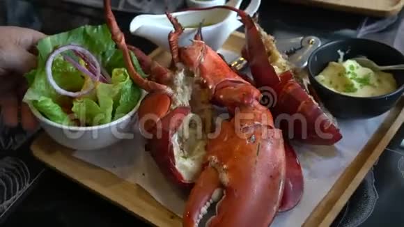 加拿大龙虾豪华海鲜餐视频的预览图