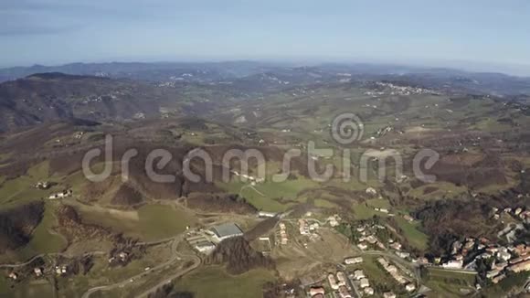 意大利爱米莉亚罗马尼亚地区冬季晴天的丘陵景观鸟瞰图视频的预览图