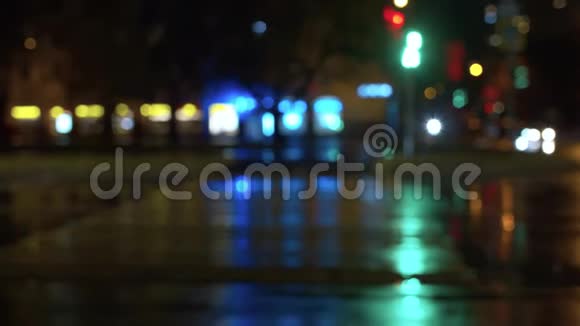 博克夜城红绿灯下雨了视频的预览图