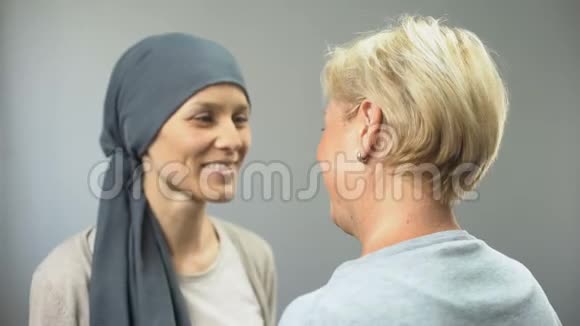 微笑的癌症女人拥抱她的女性朋友希望治愈支持视频的预览图