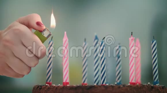 女性在生日蛋糕上点燃蜡烛生日快乐庆祝概念视频的预览图