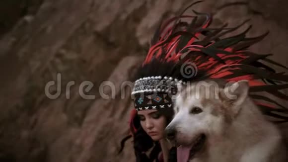 伤心的红皮肤女孩和阿拉斯加的马拉穆特视频的预览图