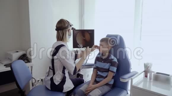 医生用ENT望远镜检查男孩的鼻子视频的预览图