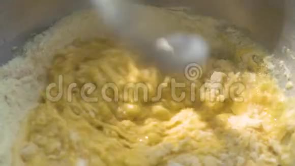 在厨房的搅拌机里把面团捏紧厨房捏碎机在面包房搅拌面团原料视频的预览图