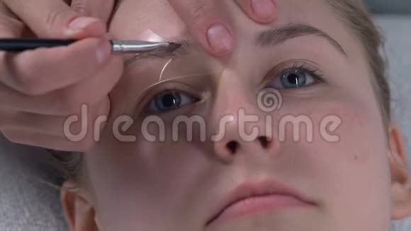 美容师为顾客涂眉模板美容程序外观视频的预览图