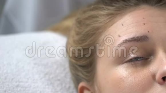 美容师注射透明质酸液对女性前额皱纹的影响视频的预览图