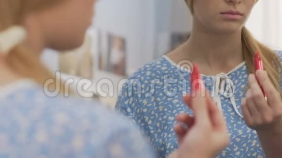 害羞的女孩涂红唇膏克服不安全感自信视频的预览图