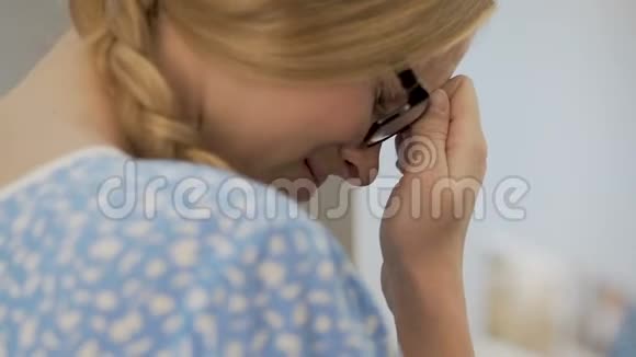 女孩哭泣校园欺凌孤独问题青春期抑郁视频的预览图