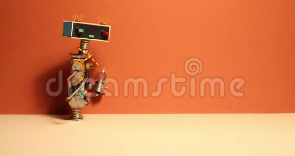 滑稽的机器人杂工走路和摇动他的手臂玩具半机器与灯泡螺丝刀橙色墙黄色地板视频的预览图