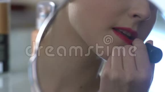 女青少年涂红唇膏镜子反射美容提示化妆视频的预览图