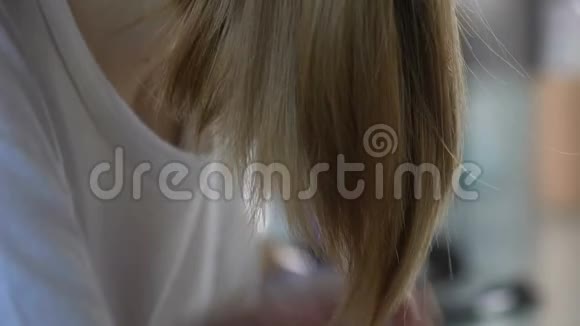 女生梳头塑料刷美容常规女性气质身体护理视频的预览图