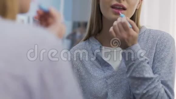 申请唇膏的学生女孩为大学或办公室简单的日常化妆视频的预览图