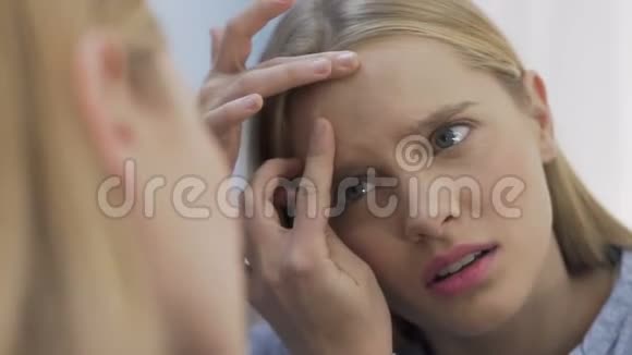脾气暴躁的女孩用脏手黑头不卫生的程序粉刺视频的预览图