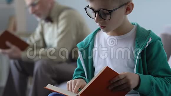 带着快乐祖父的眼镜看书的滑稽小孩书呆子视频的预览图