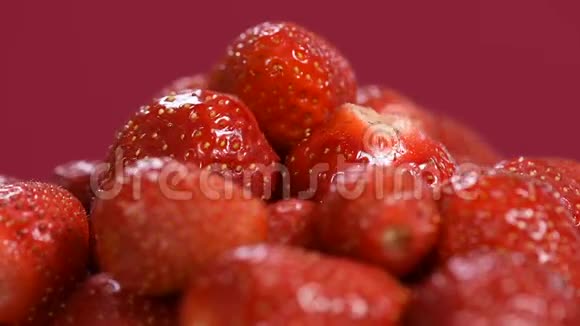 鲜红色草莓旋转视频的预览图