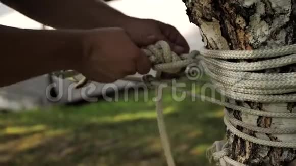 用绳子系的童子军结视频的预览图