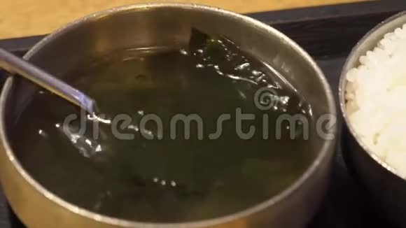 吃海藻米索汤亚洲正宗美食视频的预览图