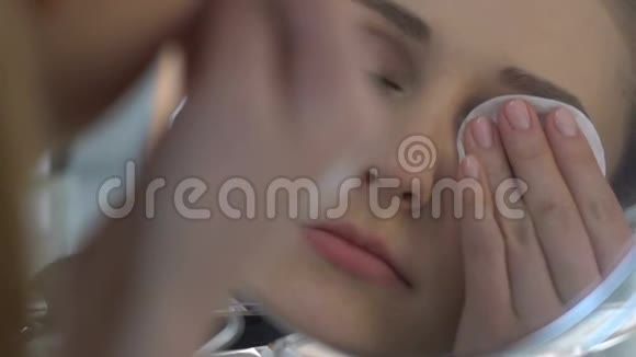 年轻女性洗去睫毛膏睡眠前卸妆护肤常规视频的预览图
