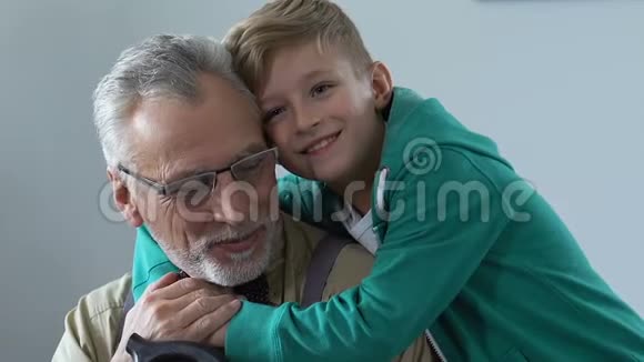 快乐的退休男子与孙子拥抱享受自由时间在一起家庭视频的预览图