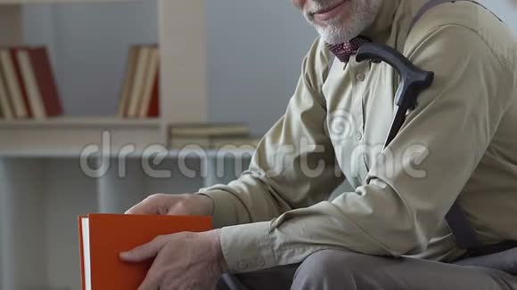 微笑的老人在家看书平静的退休空闲时间放松视频的预览图