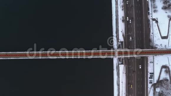 红线人行天桥过江视频的预览图