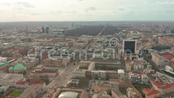 全景柏林与电视塔城市符号之一云在天空中快速移动视频的预览图