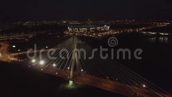 4K华沙市中心摩天大楼和桥梁的空中平底锅冬季夜晚昏暗视频的预览图