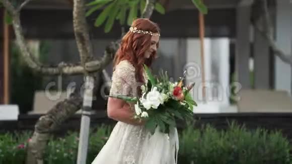 新娘来参加婚礼视频的预览图