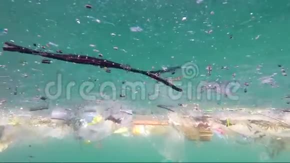 海洋污染中的塑料和废料视频的预览图