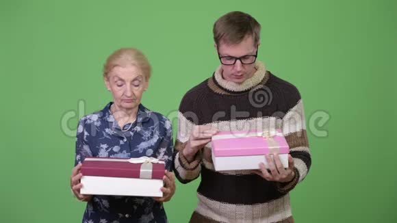快乐奶奶和孙子一起打开礼盒视频的预览图