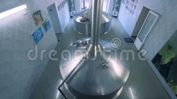 两个啤酒罐在一家工厂俯视视频的预览图