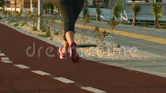 运动女性在晨跑度假城市跑步健康的生活方式和运动视频的预览图